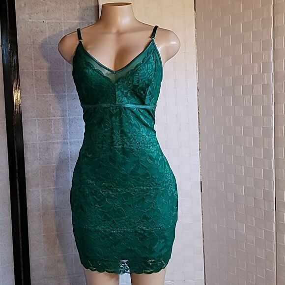 GUESS JOJO LACE BODYCON SLEEVELESS V-NECK MINI DRESS - Picture 9 of 11